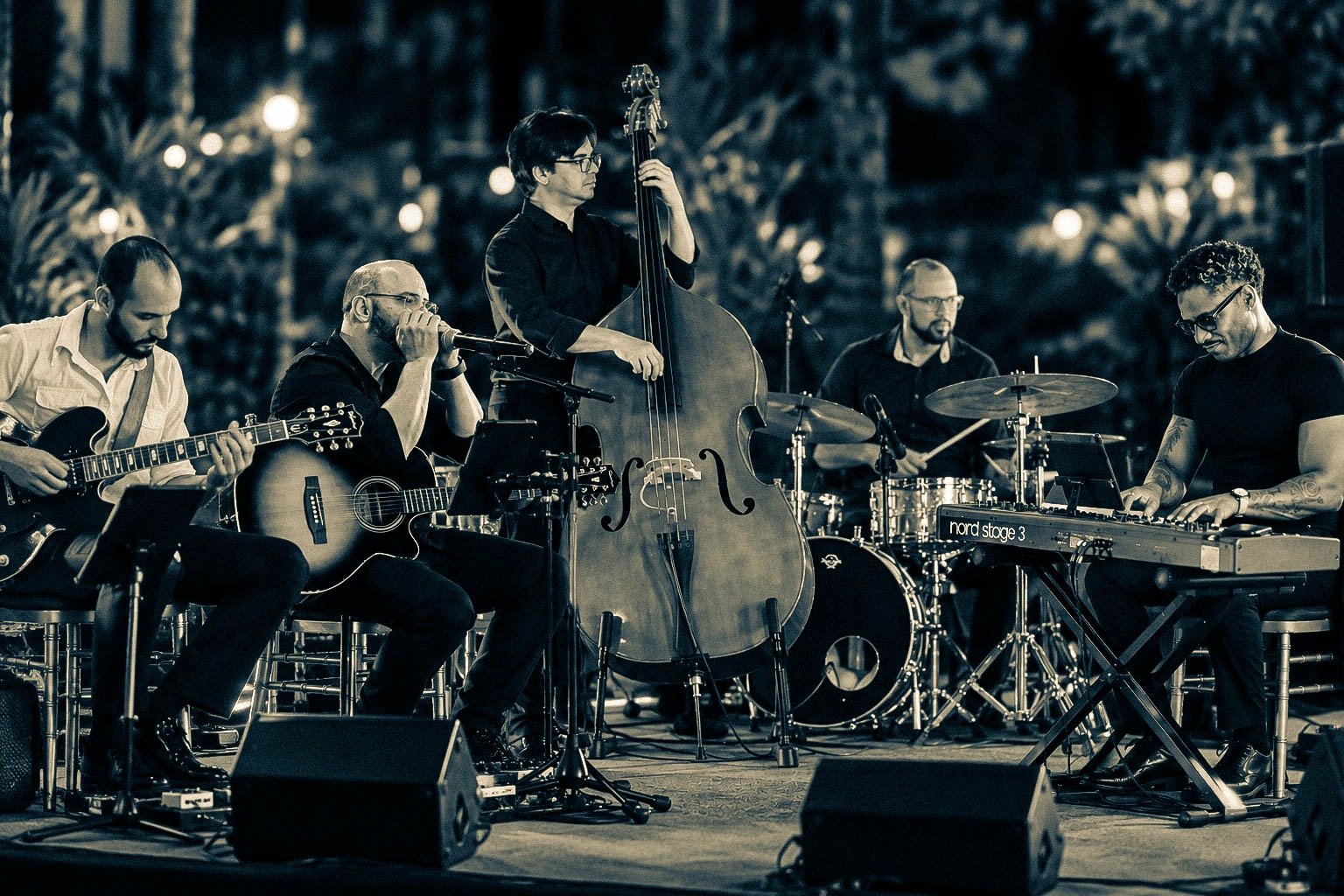 Thiago Azevedo tocando gaita com sua banda